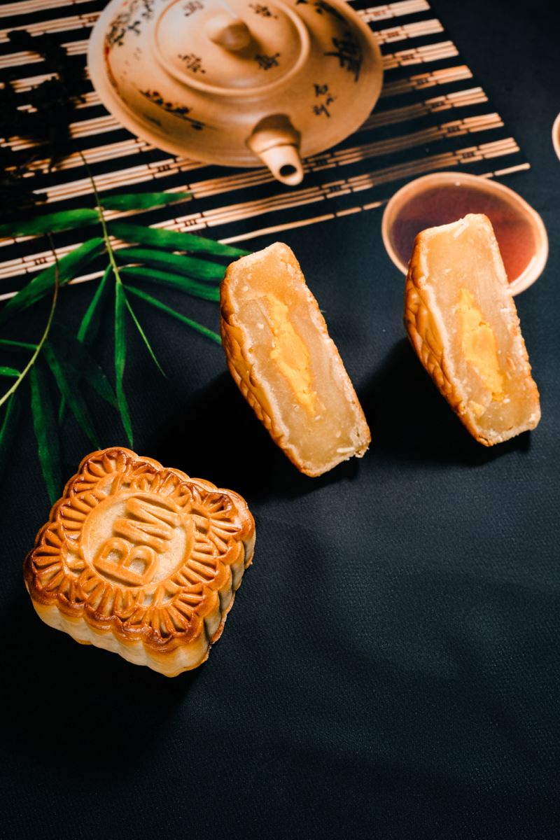Bánh đậu xanh hạt dưa 1 trứng 180g là sự hoà quyện tinh tế của lòng đỏ trứng muối cùng đậu xanh và hạt dưa